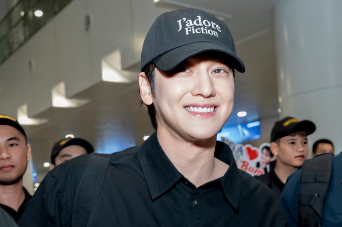 Kim Bum cười với người hâm mộ. Ảnh: Tùng Đinh
