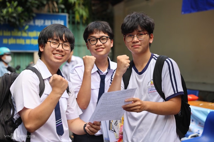 Thí sinh dự thi tốt nghiệp THPT tại điểm thi THPT Lê Quý Đôn, ngày 11/6. Ảnh: Quỳnh Trần