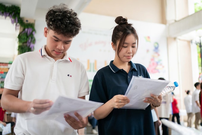 Thí sinh dự thi tốt nghiệp THPT tại điểm trường THPT Mỹ Đình, Hà Nội, sáng 11/6. Ảnh: Hoàng Giang