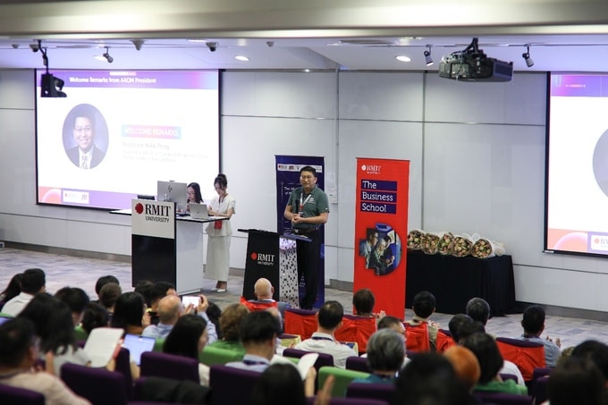 Giáo sư Mike Peng, Chủ tịch Học viện Quản trị châu Á (AAOM), phát biểu chào mừng các đại biểu tham dự Hội thảo chính AAOM lần đầu tiên được tổ chức tại Việt Nam. Ảnh: RMIT Việt Nam