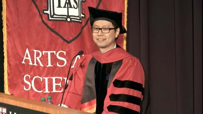 Joel Tan trong lễ tốt nghiệp tiến sĩ ở Harvard. Ảnh: Harvard Medical School/Youtube