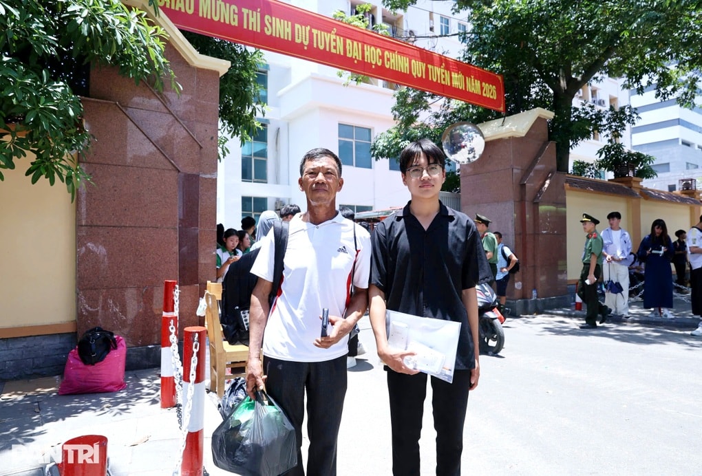 Cha đưa con ra Hà Nội thi công an, tiết lộ điều bất ngờ về gia đình - 3