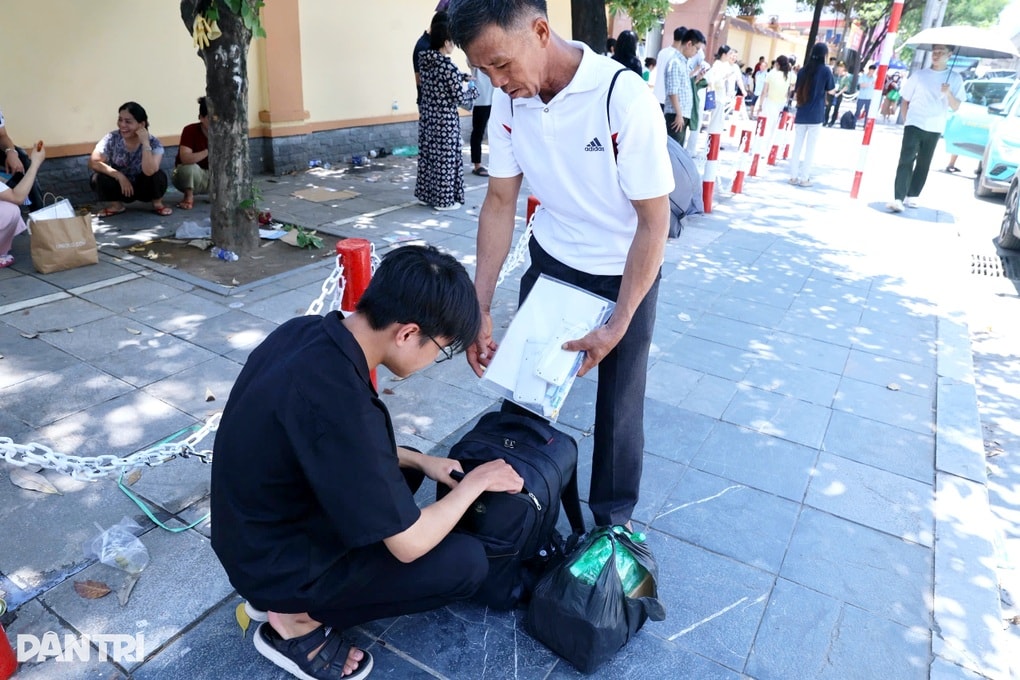 Cha đưa con ra Hà Nội thi công an, tiết lộ điều bất ngờ về gia đình - 4