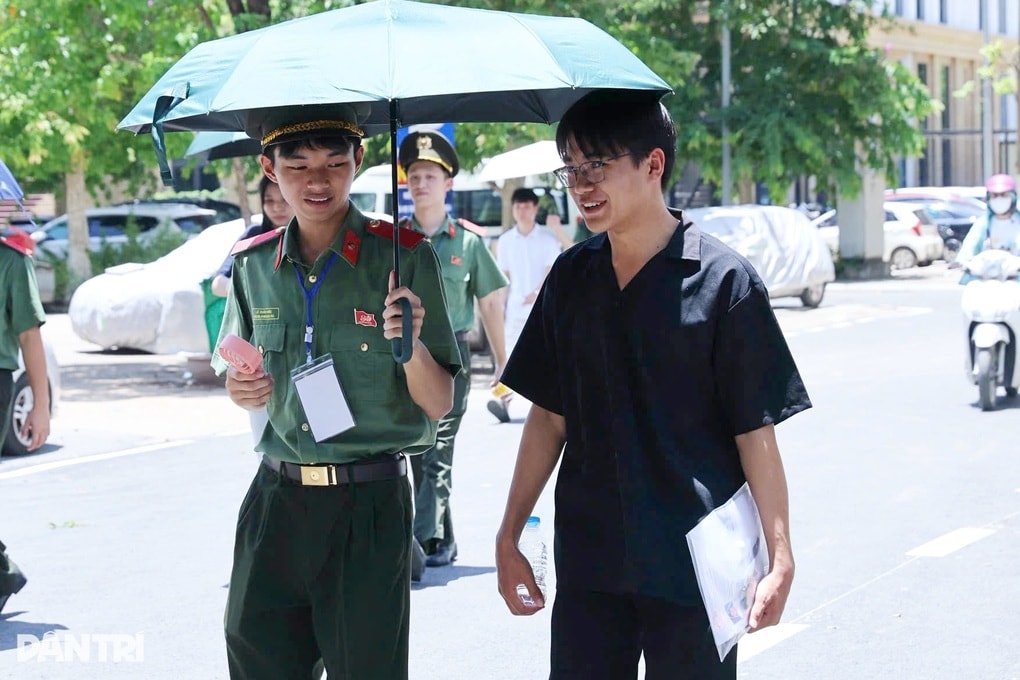 Cha đưa con ra Hà Nội thi công an, tiết lộ điều bất ngờ về gia đình - 2
