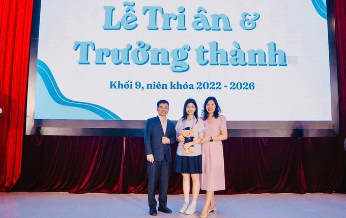 Trúc Anh cùng mẹ và thầy chủ nhiệm Cao Văn Dũng tại Lễ Tri ân và Trưởng thành, tháng 5/2026. Ảnh: Gia đình cung cấp