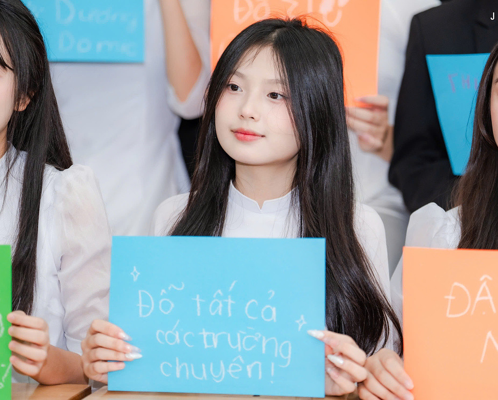 Tuệ Linh đặt mục tiêu đỗ trường chuyên trong bộ ảnh kỷ yếu. Ảnh: Gia đình cung cấp