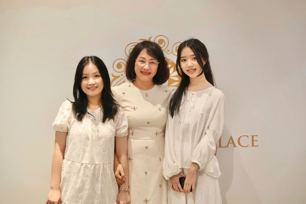 Nữ sinh đỗ 3 trường chuyên, giành 2 thủ khoa: Bí quyết từ người mẹ dạy văn - 3