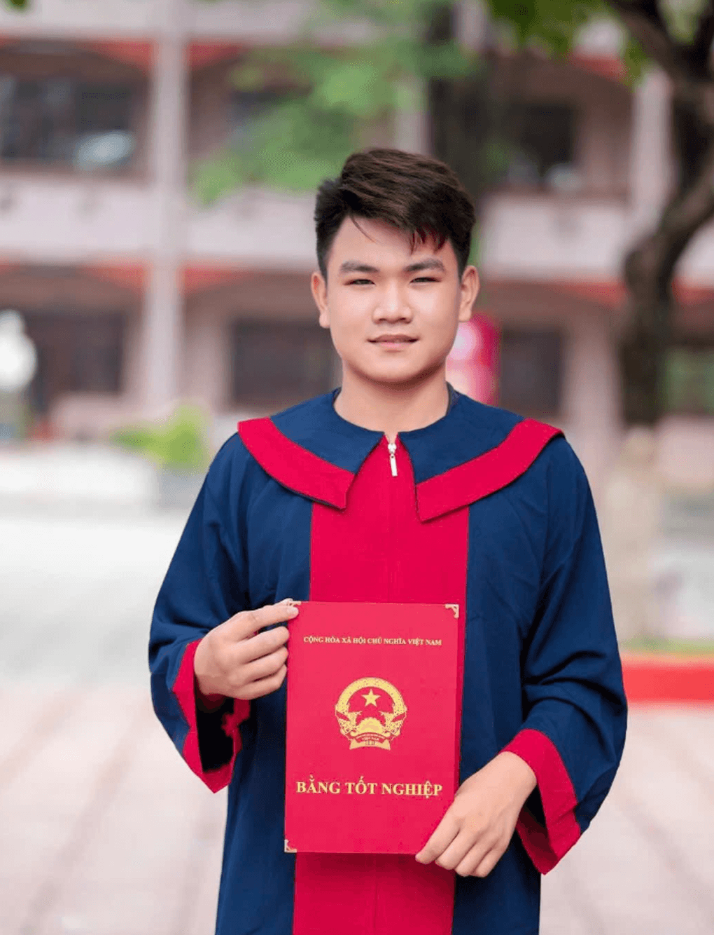 Nam sinh được trao tặng Huân chương hạng Nhất ngay sau kỳ thi tốt nghiệp - 3