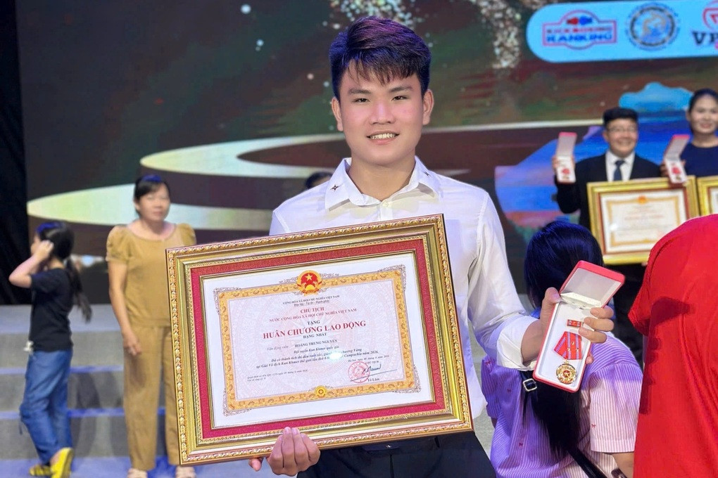 Nam sinh được trao tặng Huân chương hạng Nhất ngay sau kỳ thi tốt nghiệp - 1