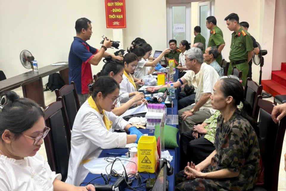 Triển khai lấy mẫu ADN của thân nhân liệt sĩ tại xã Thanh Oai sáng 25-6. Ảnh: Thu Nguyễn