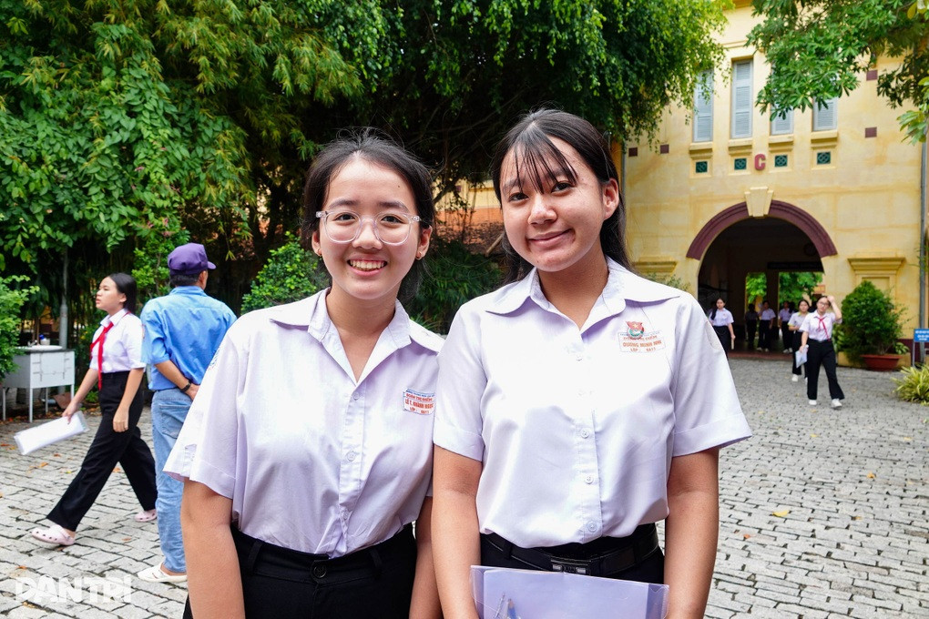 Sĩ tử hớn hở khoe với mẹ đề tiếng Anh dễ, tự tin đạt 9,8 điểm - 1