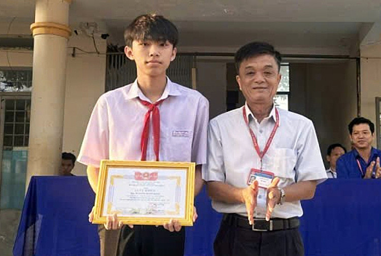 Nguyễn Thiện Nhân nhận giấy khen từ nhà trường. Ảnh: Gia đình cung cấp