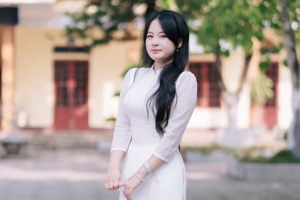 Hoa khôi trường quê giành thủ khoa toàn quốc khối C19 - 2