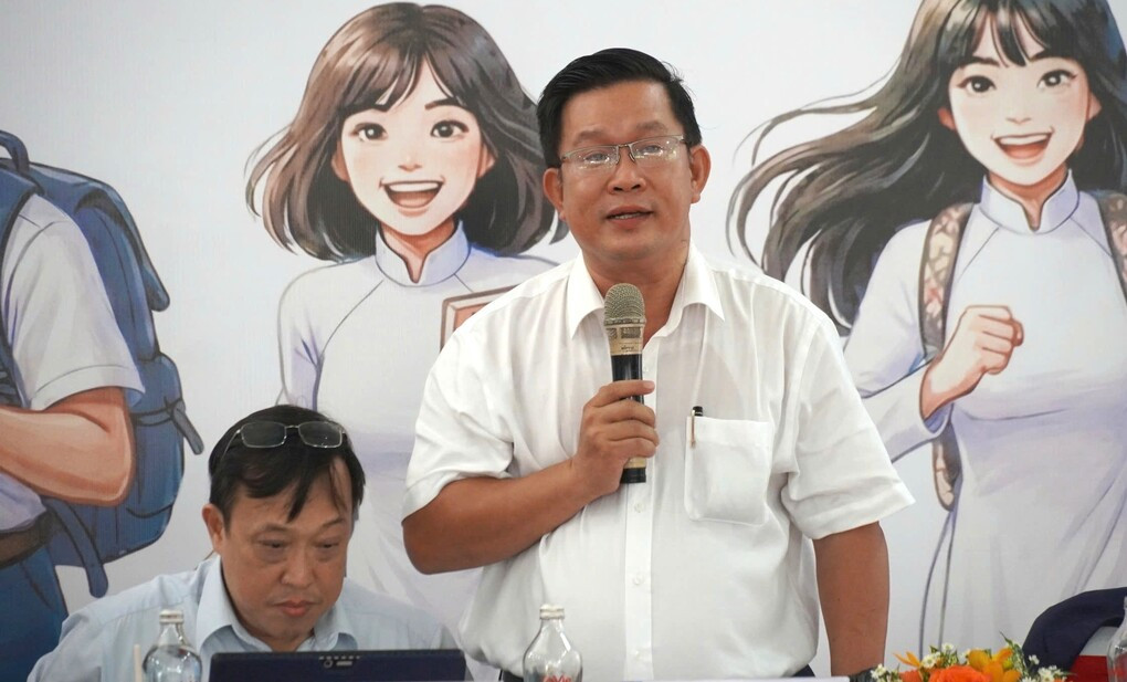 Thạc sĩ Phùng Quán tư vấn cho phụ huynh, thí sinh, ngày 4/7. Ảnh: Lệ Nguyễn