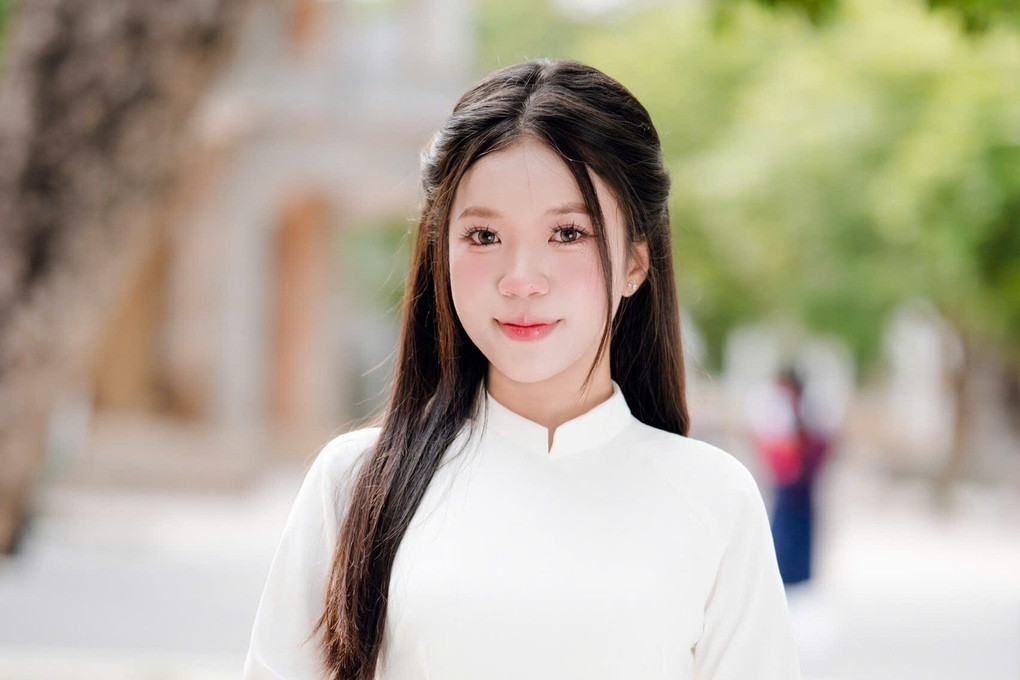Nữ sinh tự học ngoại ngữ tại nhà, trở thành thủ khoa kép - 1
