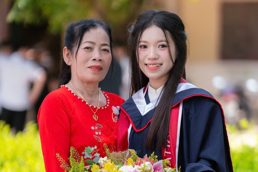 Nữ sinh tự học ngoại ngữ tại nhà, trở thành thủ khoa kép - 2
