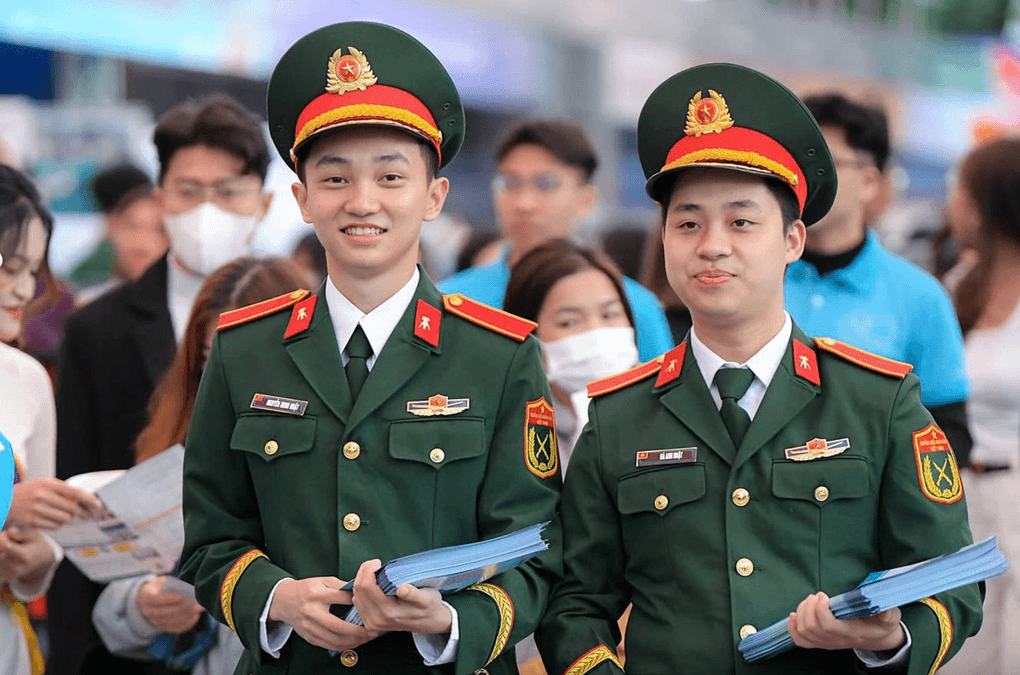 Học viên khối trường quân đội. Ảnh: Lê Linh