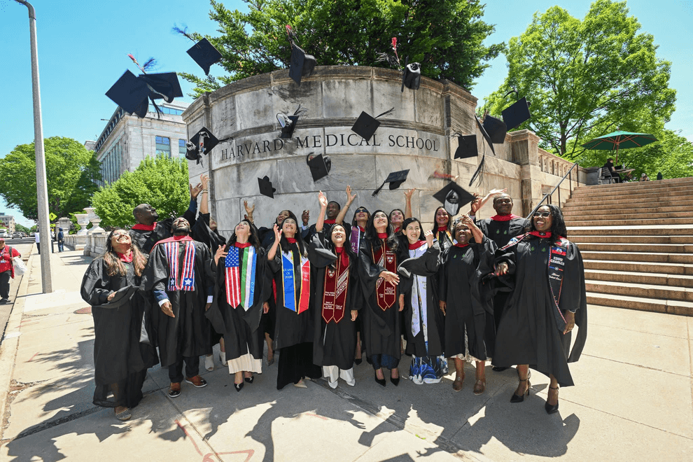 Món quà tặng ba mẹ của nữ sinh đạt GPA tuyệt đối đại học Y thuộc Harvard - 2
