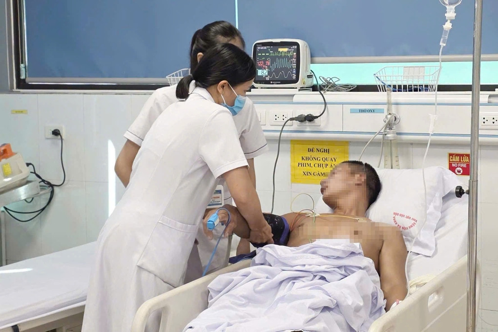 Nạn nhân trên tàu hàng bị lật up đang điều trị ở Bệnh viện đa khoa khu vực Vân Đồn. Ảnh: Bệnh viện cung cấp