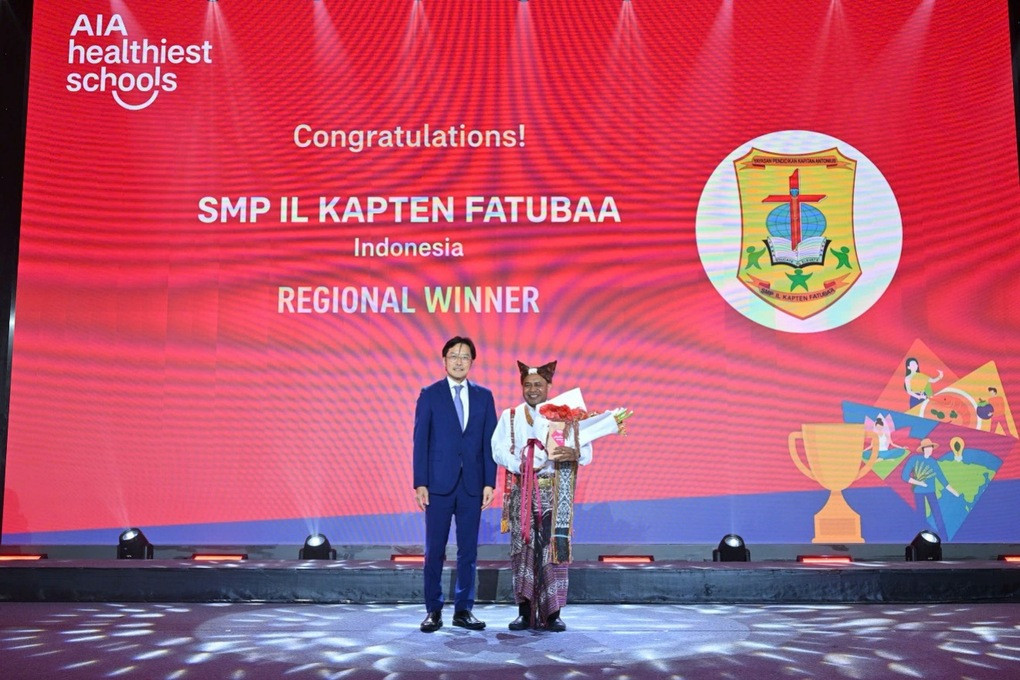 Đại diện Trường Trung học cơ sở Kapten Fatubaa (Indonesia) nhận giải Quán quân. Ảnh: AIA