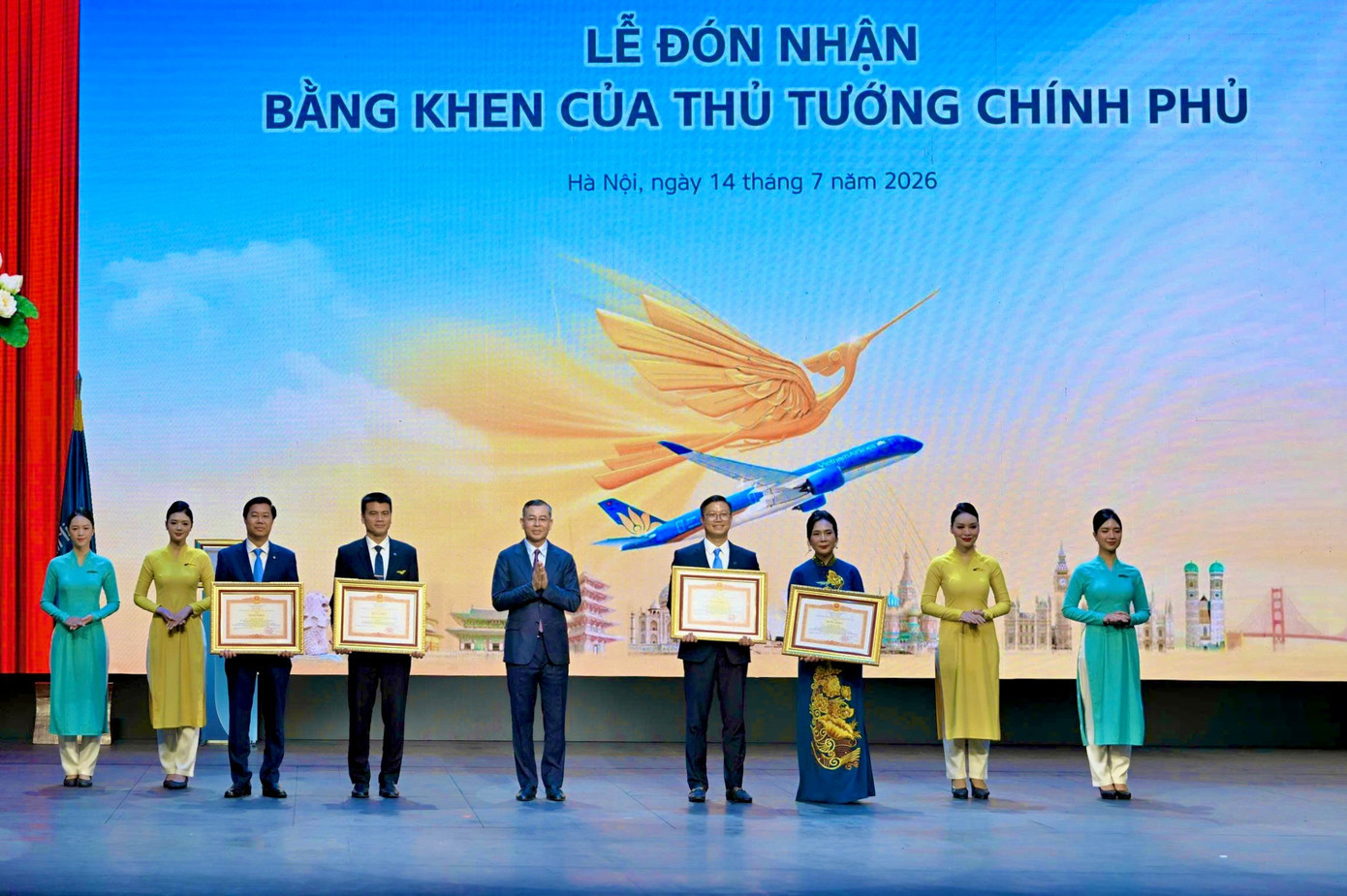 ang-bo-truong-bo-tai-chinh-trao-tang-bang-khen-cua-thu-tuong-chinh-phu-cho-tong-cong-ty-hang-khong-viet-nam-va-cac-ca-nhan-c.jpg