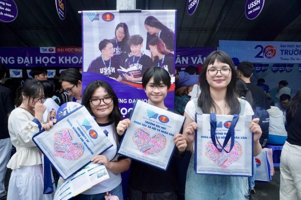Ngày cuối đăng ký đại học: Mức điểm sàn cao nhất phía Nam lên đến 24 điểm - 5