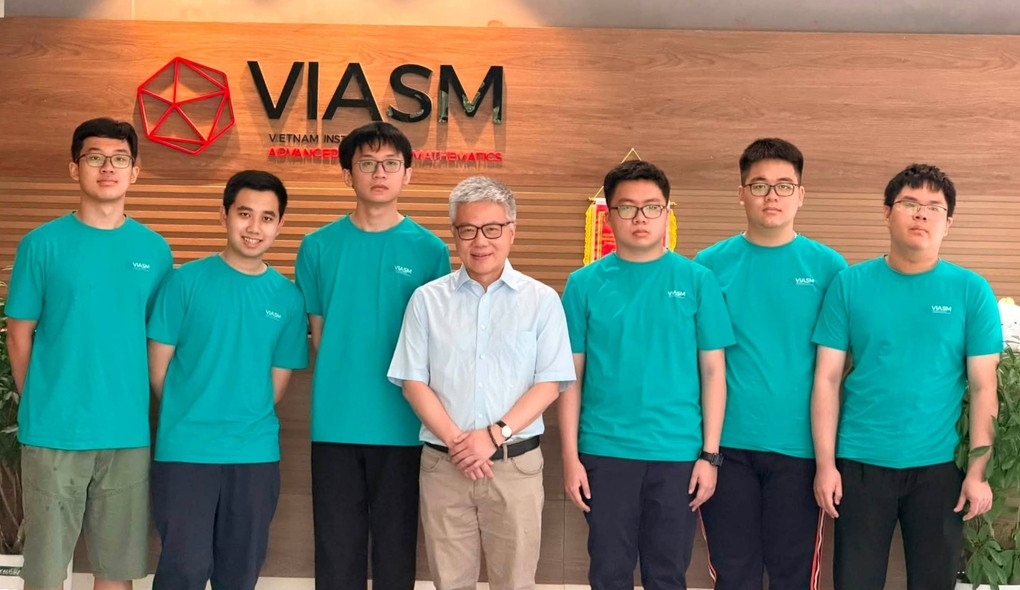 GS Ngô Bảo Châu gặp gỡ 6 thí sinh IMO 2026 trước ngày lên đường, sang Trung Quốc dự thi. Ảnh: Viện Nghiên cứu cao cấp về Toán