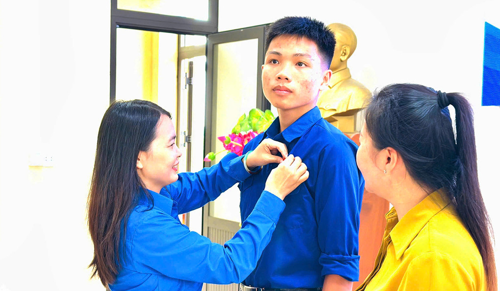 Bí thư Tỉnh Đoàn Quảng Trị Trần Thị Thu trao huy hiệu Tuổi trẻ dũng cảm cho em Lê Đức Trung. Ảnh: Tỉnh đoàn Quảng Trị