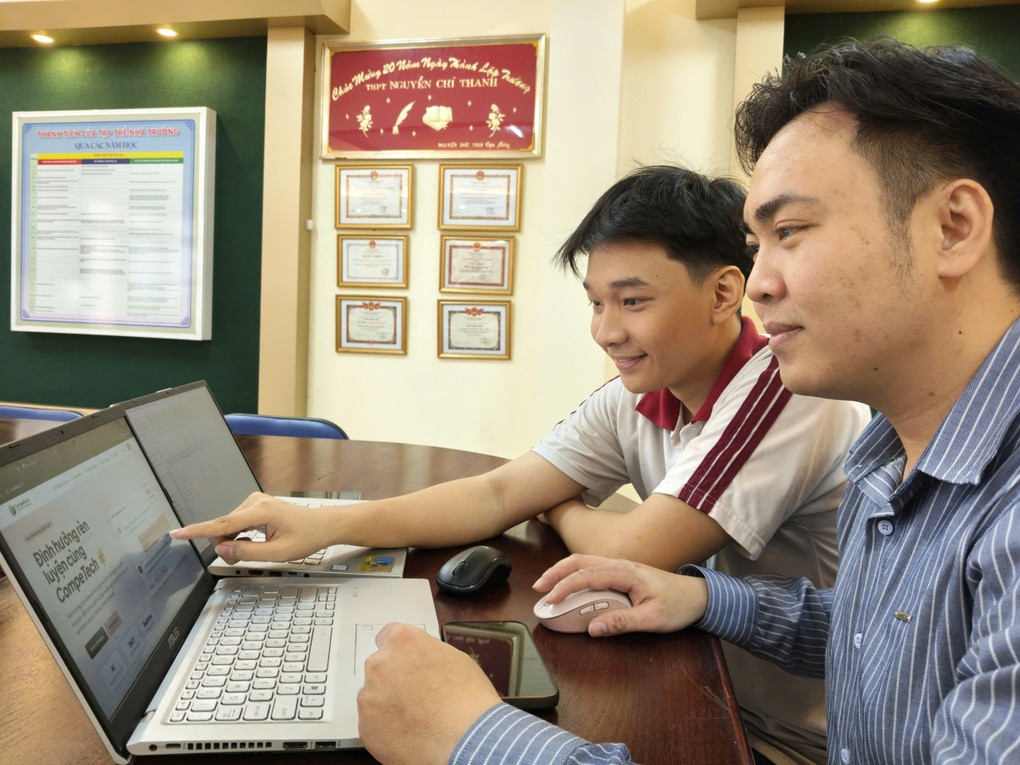 Thầy giáo TPHCM cùng học sinh tạo nền tảng AI đổi mới đánh giá rèn luyện - 1