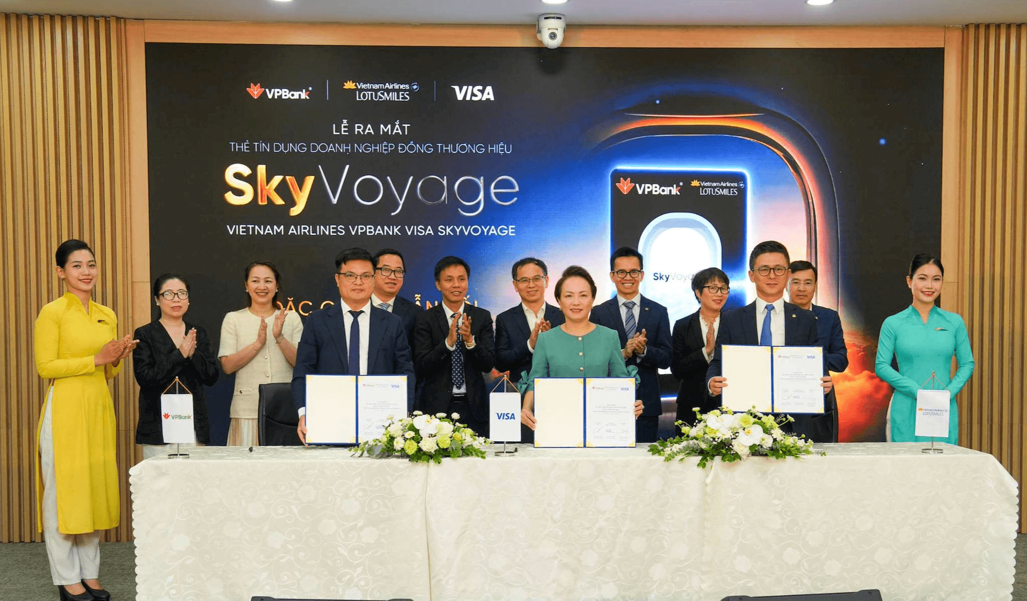 anh-4_-le-ra-mat-the-dong-thuong-hieu-vietnam-airlines-vpbank-visa-skyvoyage-danh-dau-buoc-mo-rong-hop-tac-giua-vietnam-airlines-vpbank-va-visa-sang-phan-khuc-khach-hang-doanh-nghiep.png