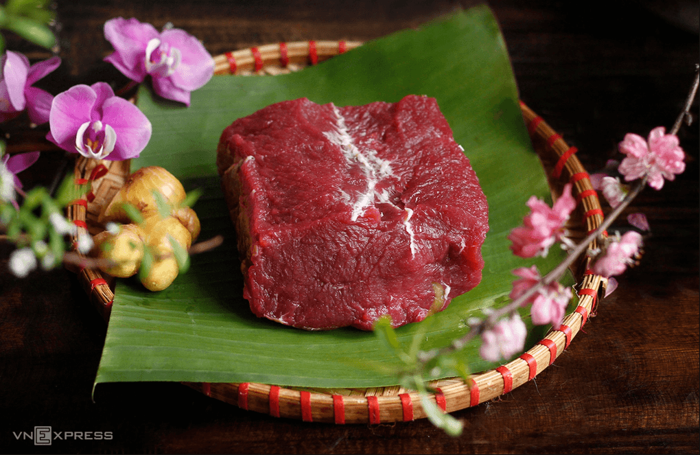 Thịt bò thật màu đỏ thẫm. Ảnh: Bùi Thủy