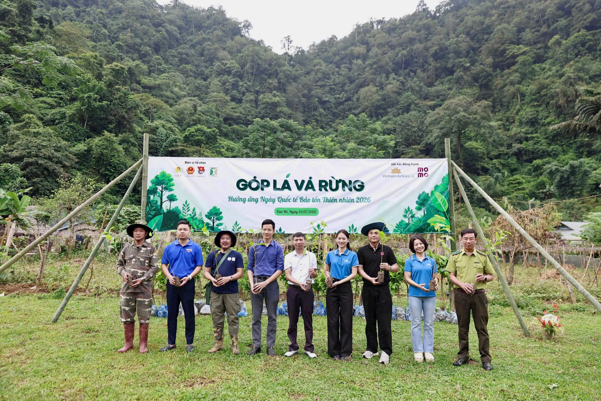 mkt.1cdn.vn-2026-07-24-_2.-vietnam-airlines-phoi-hop-cung-pannature-momo-chinh-quyen-dia-phuong-va-nguoi-dan-truc-tiep-tham-gia-phuc-hoi-rung-bang-cac-loai-cay-ban-dia.jpg