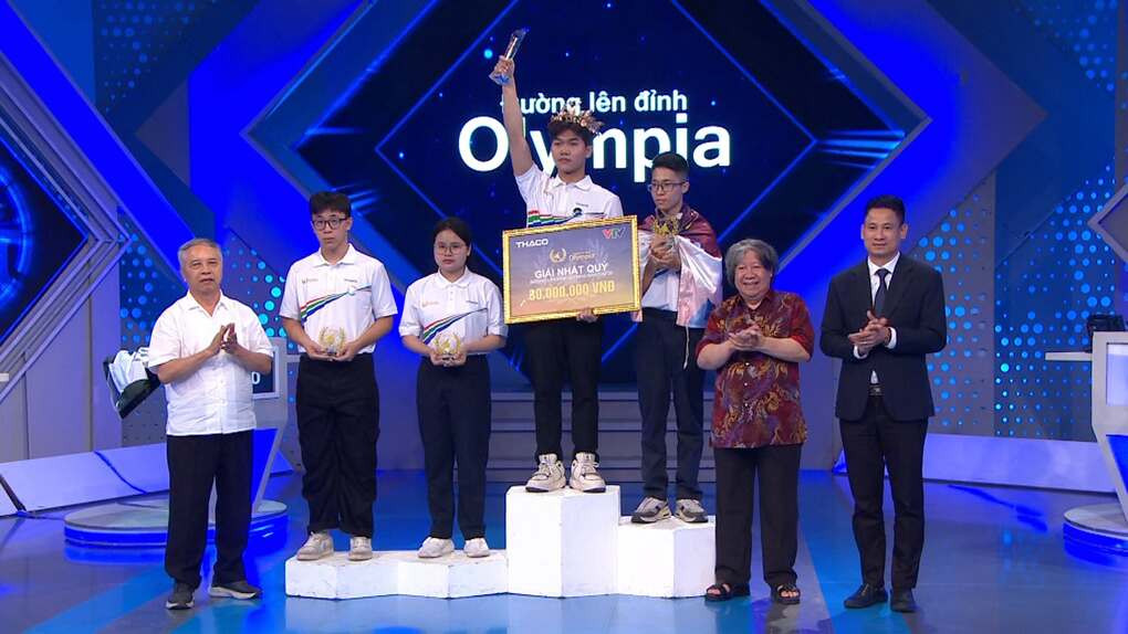 4 thí sinh trong trận chung kết quý III Đường lên đỉnh Olympia nhận giải thưởng chung cuộc. Ảnh: Chụp màn hình