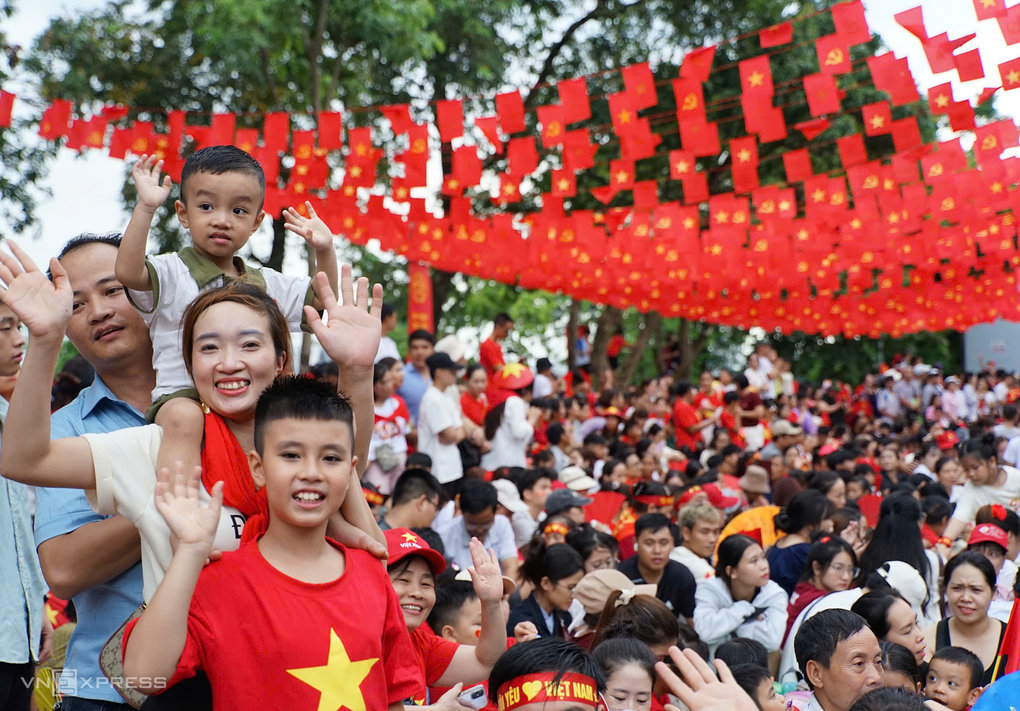 Gia đình 4 người xem diễu binh, diễu hành tại Hà Nội. Ảnh: Phạm Dự