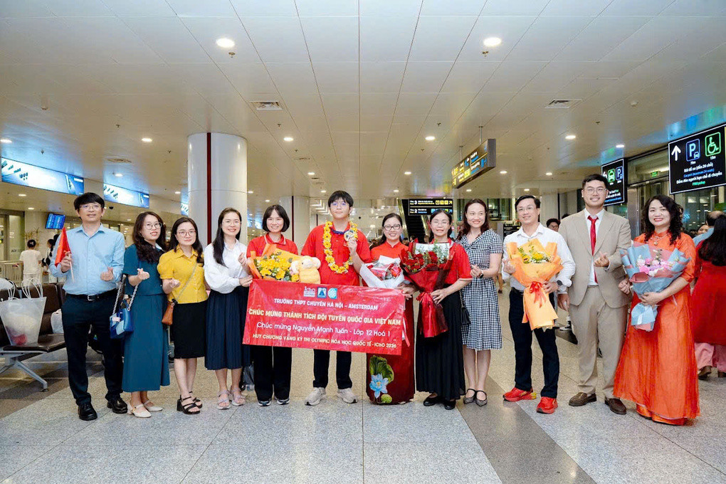 Tuấn bên cạnh thầy cô và người thân. Ảnh: Gia đình cung cấp