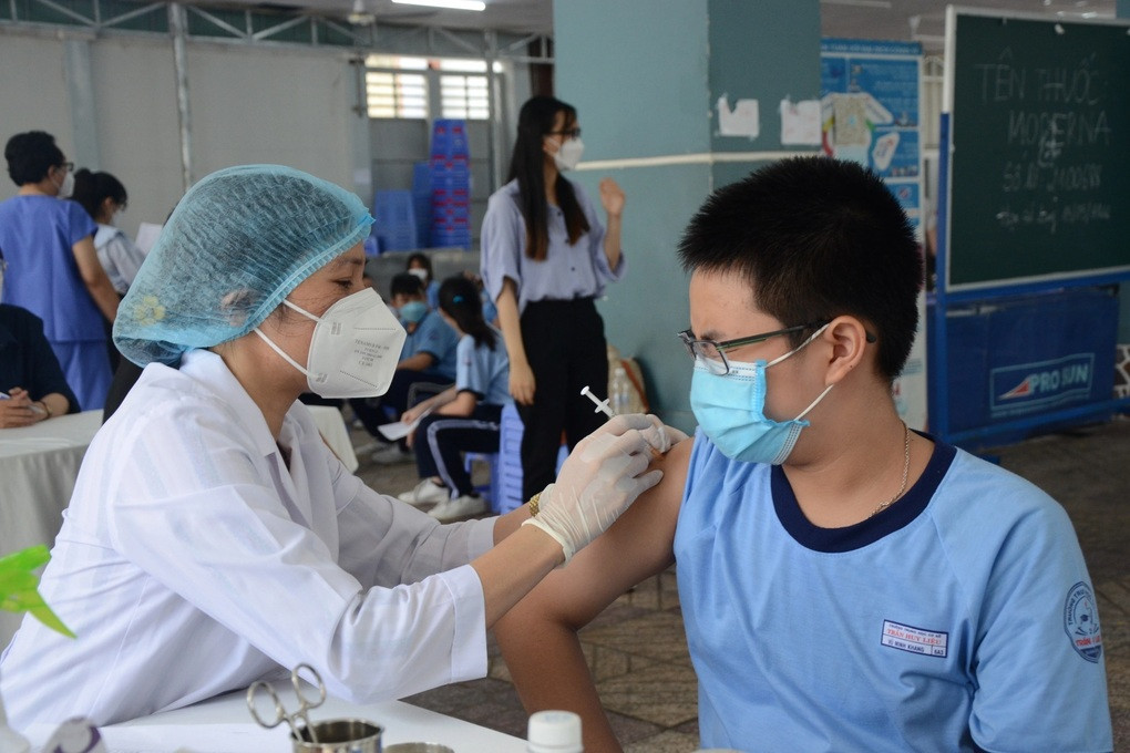Con vào mầm non, lớp 1: Phụ huynh lưu ý gì về mũi tiêm vaccine bắt buộc? - 1