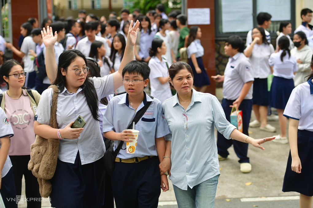 Thí sinh và phụ huynh trong kỳ thi lớp 10 ở TP HCM, tháng 5/2026. Ảnh minh họa: Quỳnh Trần