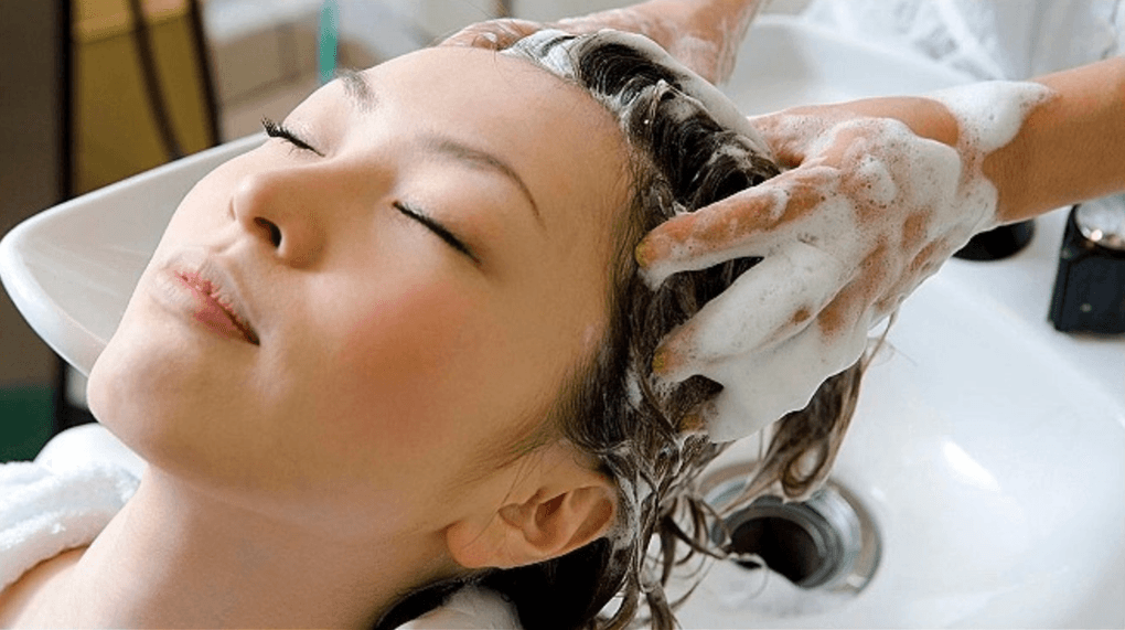 Nhiệt độ nước gội đầu lý tưởng nhất là khoảng 37-38 độ C, tương đương với nhiệt độ cơ thể người. Ảnh: PP
