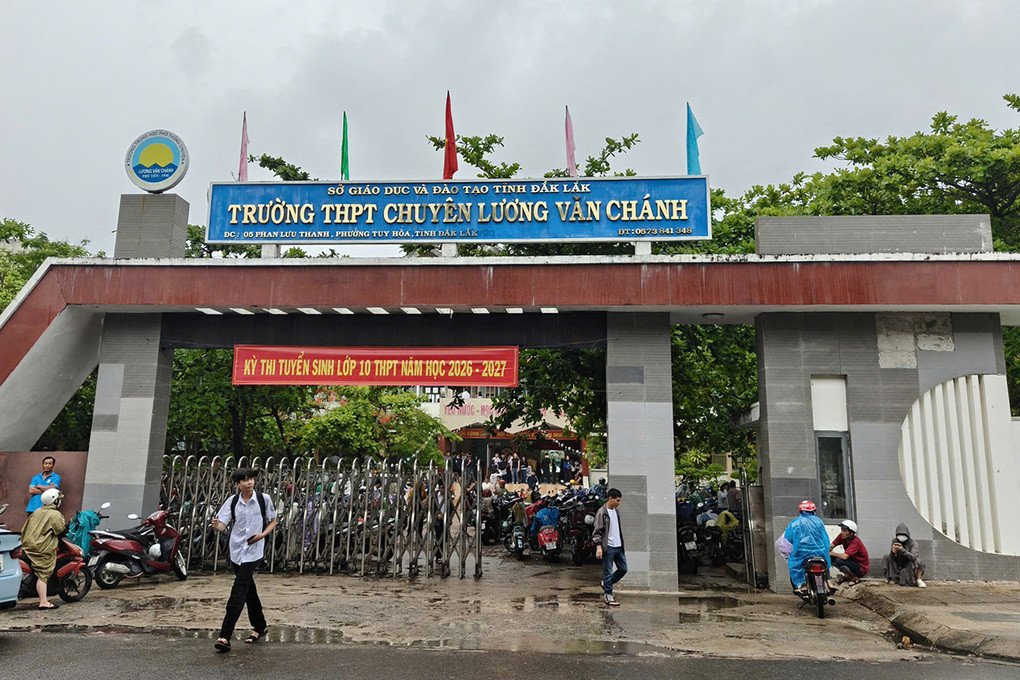 Cổng trường THPT chuyên Lương Văn Chánh. Ảnh:Ngọc Oanh