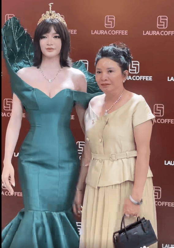 Á Hậu Đinh Y Quyên cùng mẹ đã có mặt.