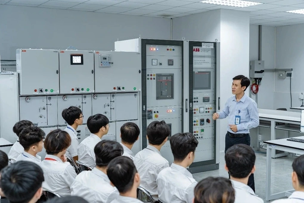 Quy định mới về tiền lương và hợp đồng của nhà giáo thỉnh giảng từ 1/9 - 1