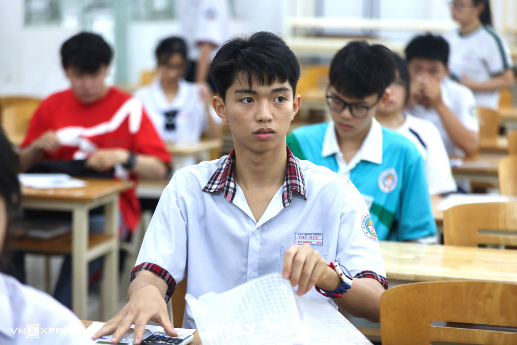 Thí sinh dự kỳ thi đánh giá năng lực của Đại học Quốc gia TP HCM tại điểm thi Đại học Công nghệ Kỹ thuật TP HCM, tháng 4/2026. Ảnh: Quỳnh Trần