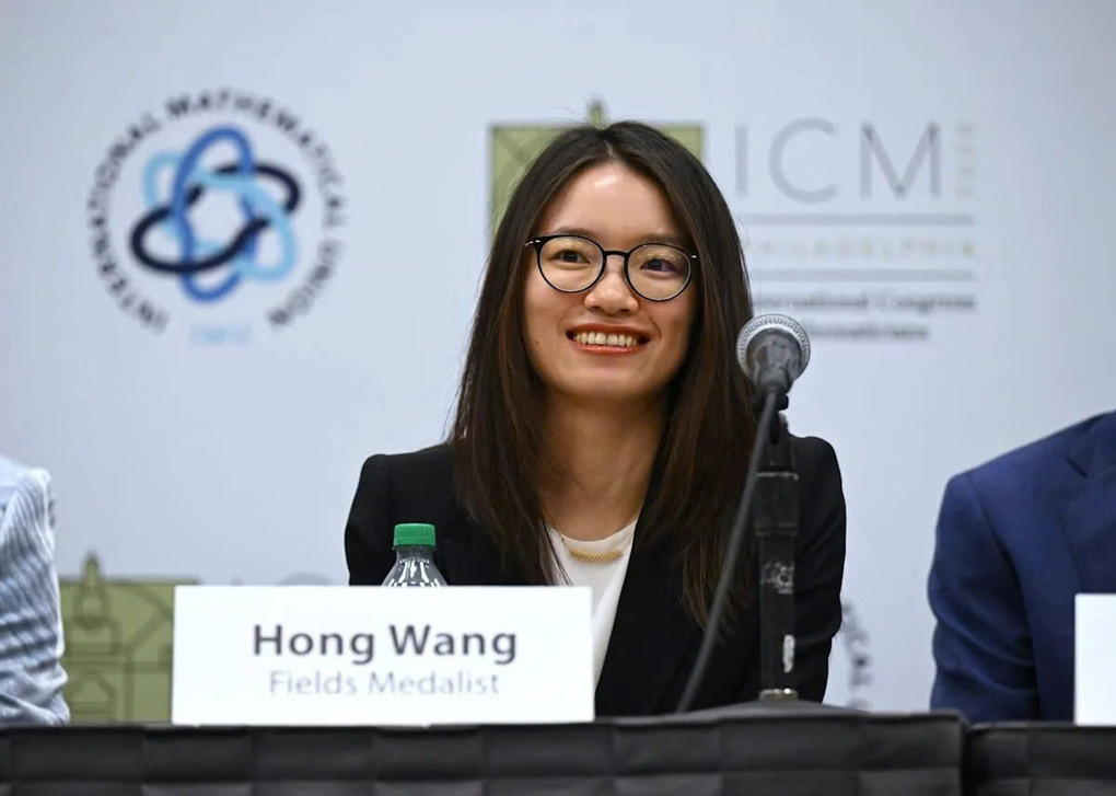 Wang Hong tại họp báo sau lễ trao giải Fields, hôm 23/7. Ảnh: Yahoo News Singapore