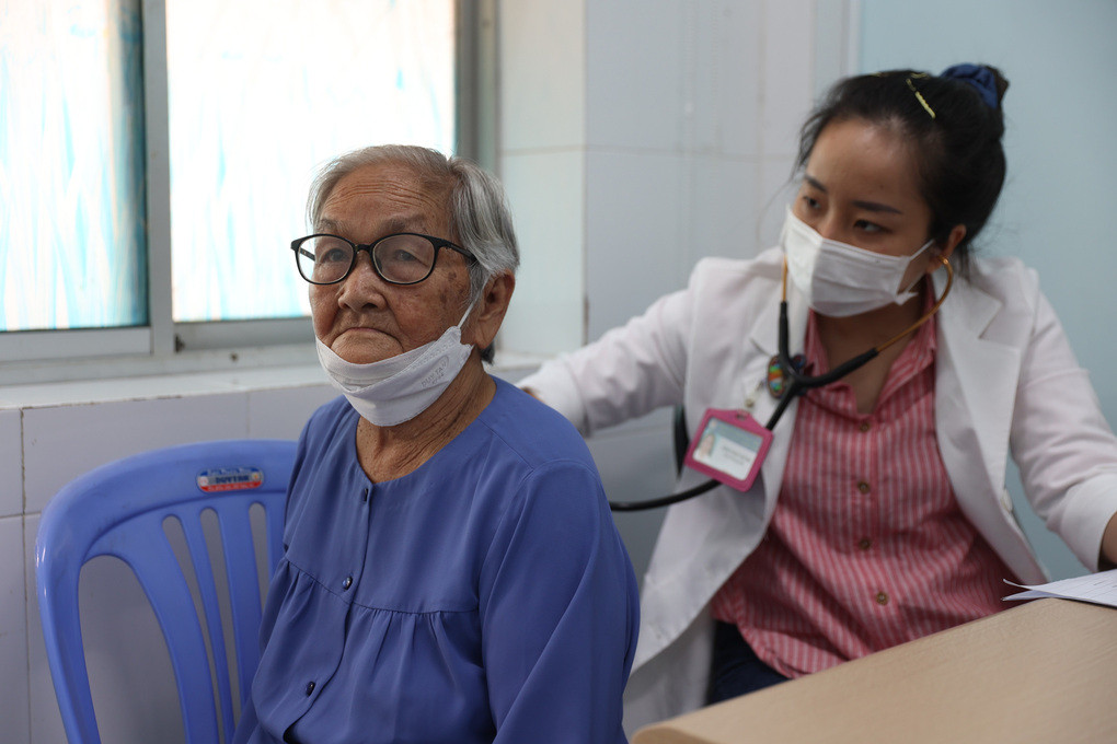 Người dân TP HCM tham gia khám định kỳ miễn phí. Ảnh: Quỳnh Trần
