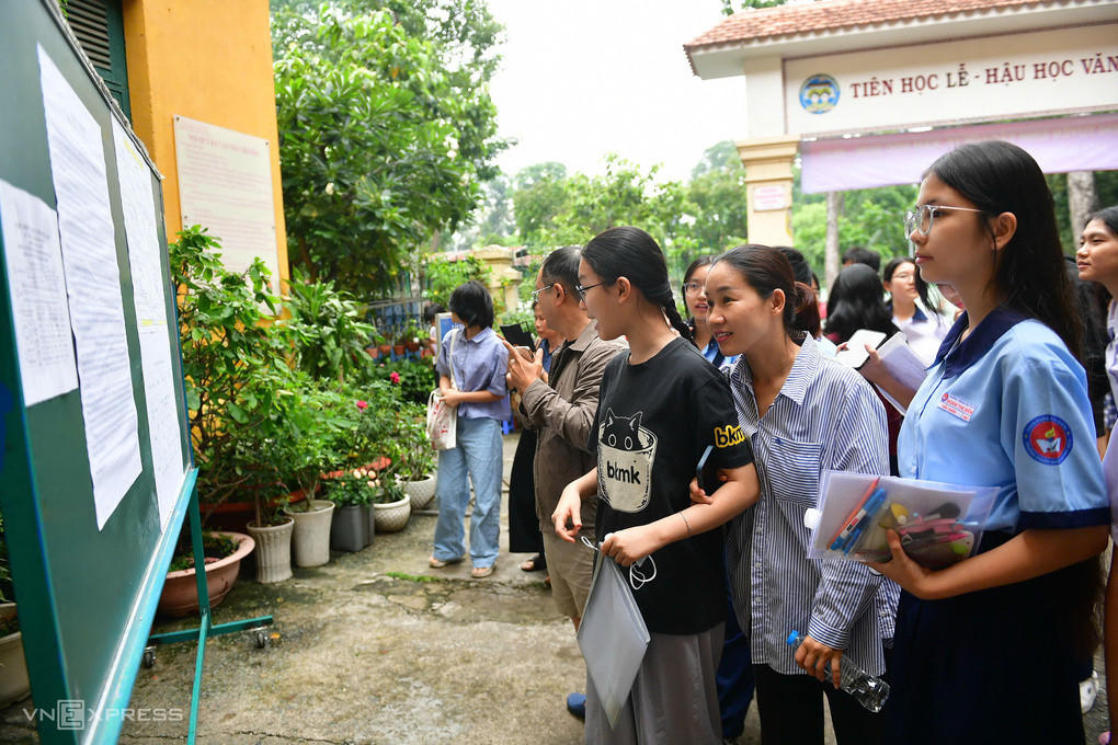 Thí sinh làm thủ tục thi lớp 10 TP HCM năm 2026, ngày 31/5