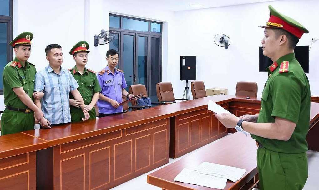 Công an thực thi lệnh với Hà Văn Duy, chiều 5/7. Ảnh: Công an tỉnh Tuyên Quang