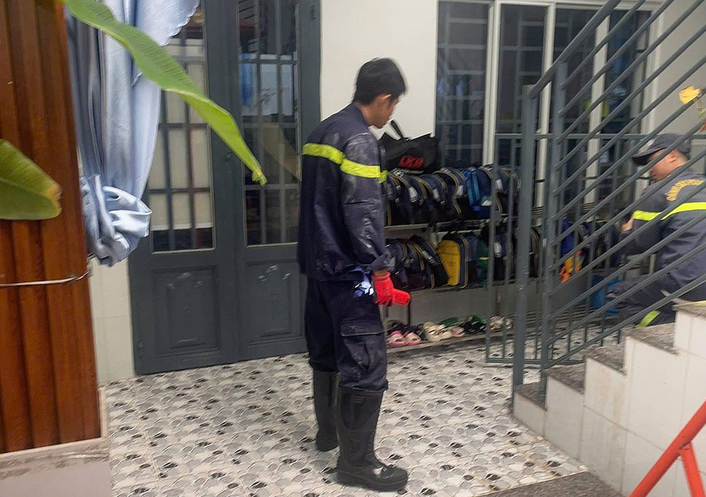 Cảnh sát vây bắt rắn ở khu vực gần cầu thang. Ảnh: Thái An