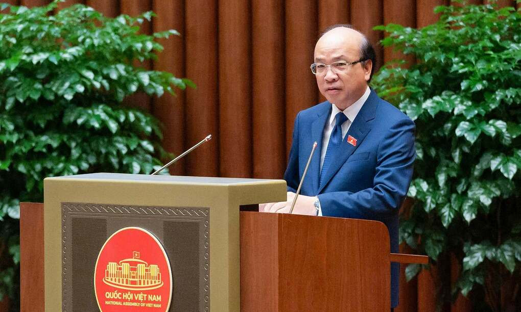Chủ nhiệm Ủy ban Pháp luật và Tư pháp Phan Chí Hiếu trình bày báo cáo thẩm tra. Ảnh: Cổng TTĐT Quốc hội