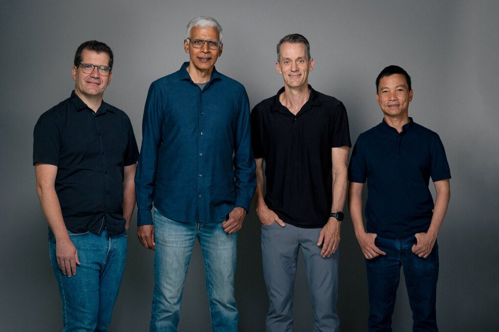 Các nhà sáng lập Discovery Loop trái qua phải: Oriol Vinyals, Sanjay Ghemawat, Jeff Dean, Lê Viết Quốc. Ảnh: Discovery Loop