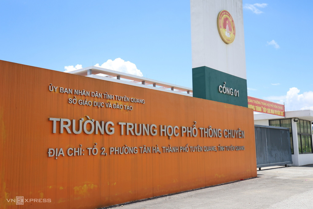 Cổng trường THPT chuyên Tuyên Quang, tháng 7/2026. Ảnh: Thanh Hằng